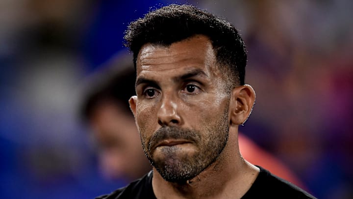 Tévez sente dores no peito e é internado na Argentina.