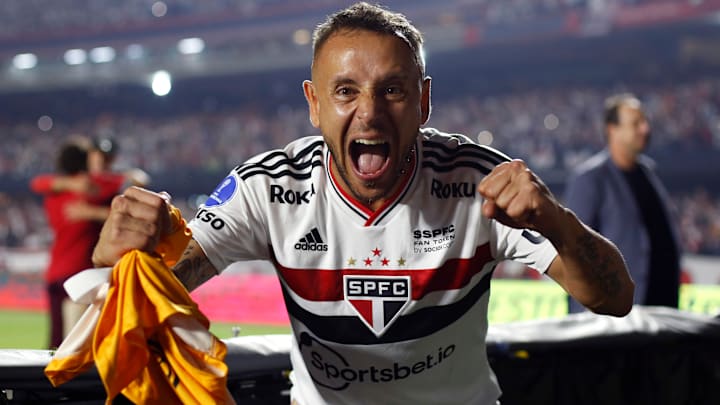 Lateral-direito está com 37 anos