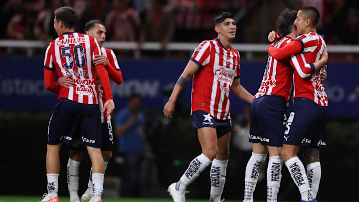 Mateo Chávez, Hugo Camberos, Alan Pulido, Alan Mozo y Roberto Alvarado festejan un gol ante los Xolos