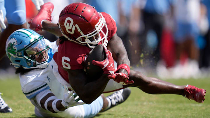 Oklahoma Sooners wide receiver Deion Burks (6) catches a pass in front of of Tulane Green Wave safety Caleb Ransaw (7).