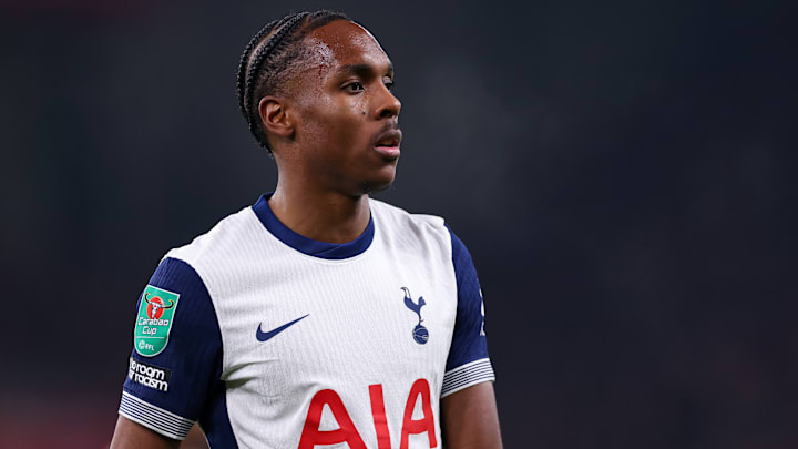 Mathys Tel est titulaire avec Tottenham.