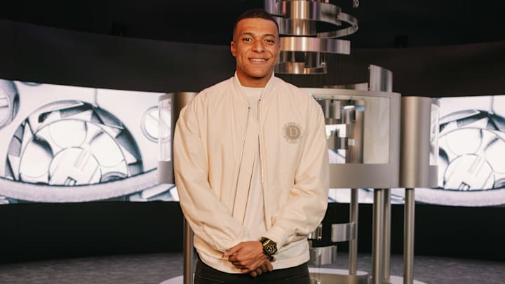 Kylian Mbappé se mueve para todos lados con un chofer personal, que conduce sus autos 