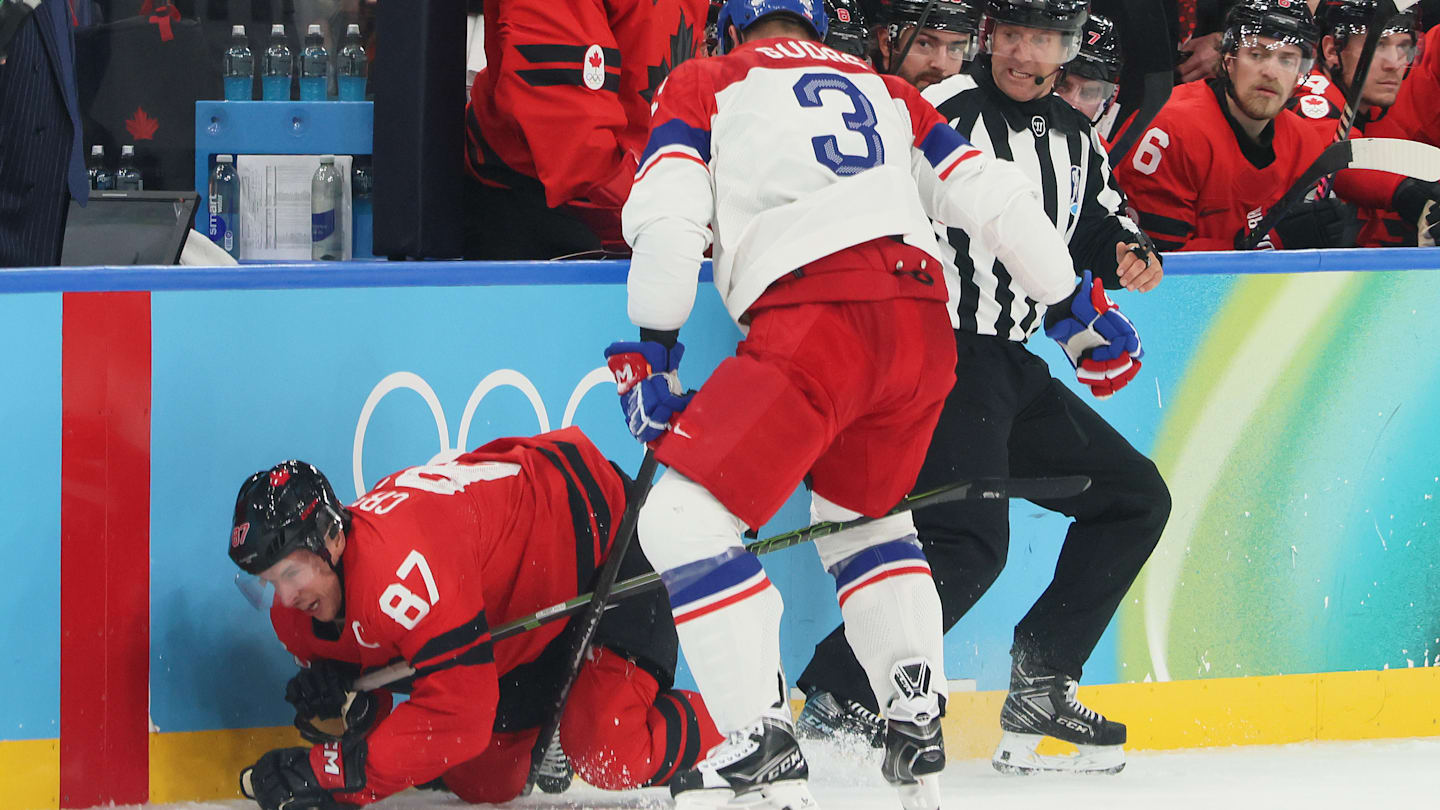 Sidney Crosby Exits Canada’s Game vs. Czechia With Apparent Leg Injury