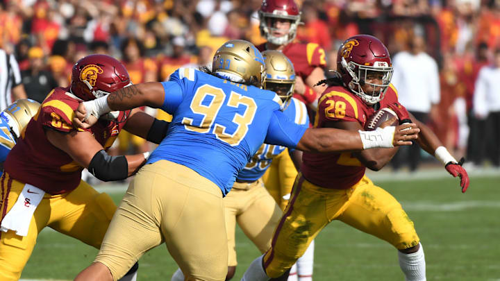 Nov 20, 2021; Los Angeles, California, USA; Southern California Trojans running back Keaontay Ingram (28) runs the ball against UCLA Bruins defensive lineman Jay Toia (93) during the NCAA football game at the Los Angeles Memorial Coliseum. Mandatory Credit: Richard Mackson-Imagn Images Nov 20, 2021; Los Angeles, California, USA; Southern California Trojans running back Keaontay Ingram (28) runs the ball against UCLA Bruins defensive lineman Jay Toia (93) during the NCAA football game at the Los Angeles Memorial Coliseum. Mandatory Credit: Richard Mackson-Imagn Images