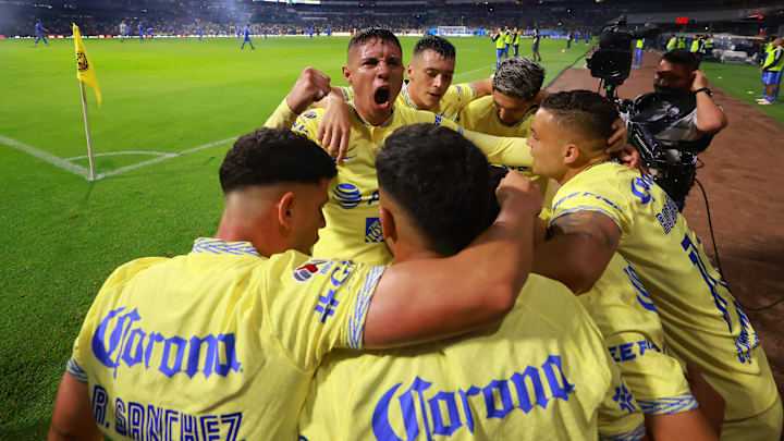 Jugadores del América celebran un gol.