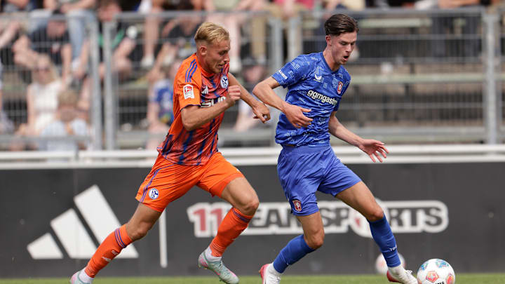 Schalke-Profi Timo Becker (l)