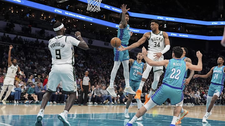 Feb 29, 2024; Charlotte, North Carolina, USA; Milwaukee Bucks forward Giannis Antetokounmpo (34) passes off to forward Bobby Portis (9) around Charlotte Hornets center Nick Richards (4) during the second quarter at Spectrum Center. Mandatory Credit: Jim Dedmon-Imagn Images Feb 29, 2024; Charlotte, North Carolina, USA; Milwaukee Bucks forward Giannis Antetokounmpo (34) passes off to forward Bobby Portis (9) around Charlotte Hornets center Nick Richards (4) during the second quarter at Spectrum Center. Mandatory Credit: Jim Dedmon-Imagn Images