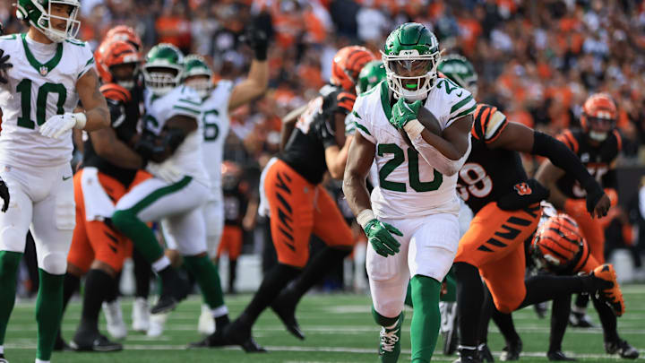 Oct 26, 2025; Cincinnati, Ohio, USA; New York Jets running back Breece Hall (20) runs with the ball against the Cincinnati Bengals at Paycor Stadium. Mandatory Credit: Katie Stratman-Imagn Images