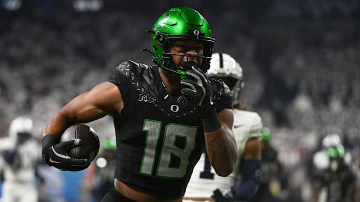Dec 7, 2024; Indianapolis, IN, USA; Oregon Ducks tight end Kenyon Sadiq (18) runs for a touchdown during the first quarter against the Penn State Nittany Lions in the 2024 Big Ten Championship game at Lucas Oil Stadium. Mandatory Credit: Robert Goddin-Imagn Images Dec 7, 2024; Indianapolis, IN, USA; Oregon Ducks tight end Kenyon Sadiq (18) runs for a touchdown during the first quarter against the Penn State Nittany Lions in the 2024 Big Ten Championship game at Lucas Oil Stadium. Mandatory Credit: Robert Goddin-Imagn Images