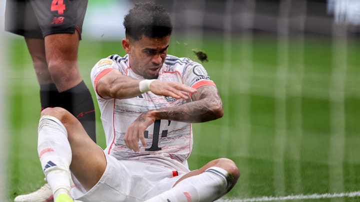 Wegen einer vermeintlichen Schwalbe flog Luis Diaz in Leverkusen mit Gelb-Rot vom Platz Wegen einer vermeintlichen Schwalbe flog Luis Diaz in Leverkusen mit Gelb-Rot vom Platz