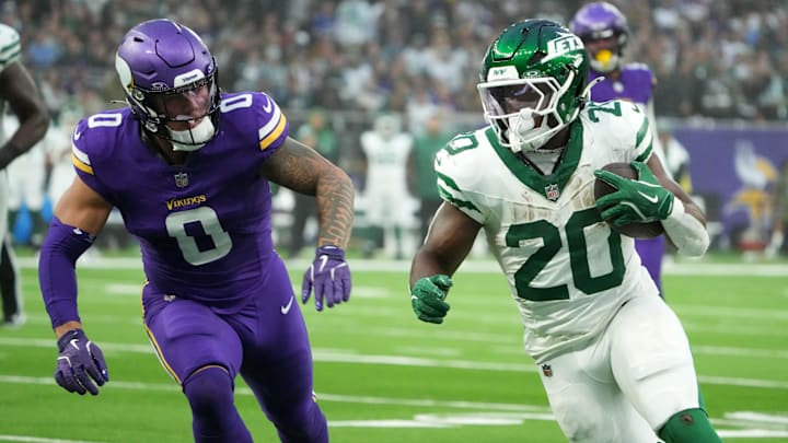 Oct 6, 2024; London, United Kingdom; New York Jets running back Breece Hall (20) carries the ball against Minnesota Vikings linebacker Ivan Pace Jr. (0) in the second half at Tottenham Hotspur Stadium. Mandatory Credit: Kirby Lee-Imagn Images