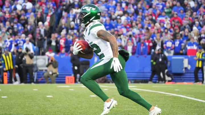 Nov 19, 2023; Orchard Park, NY; New York Jets wide receiver Xavier Gipson (82) returns a kick off against the Buffalo Bills during the first half at Highmark Stadium Nov 19, 2023; Orchard Park, NY; New York Jets wide receiver Xavier Gipson (82) returns a kick off against the Buffalo Bills during the first half at Highmark Stadium
