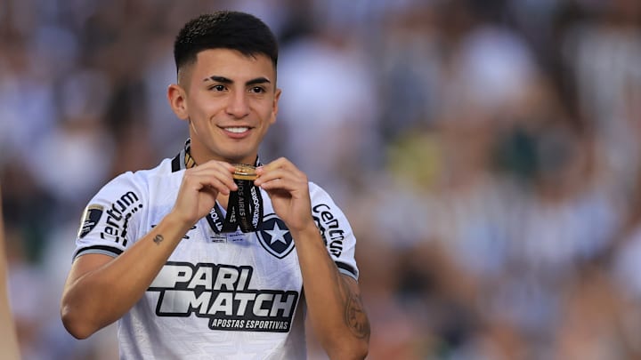 Thiago Almada foi anunciado pelo Lyon nesta quarta, 15 de janeiro