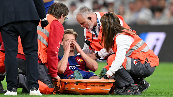 Frenkie de Jong est sorti sur civière