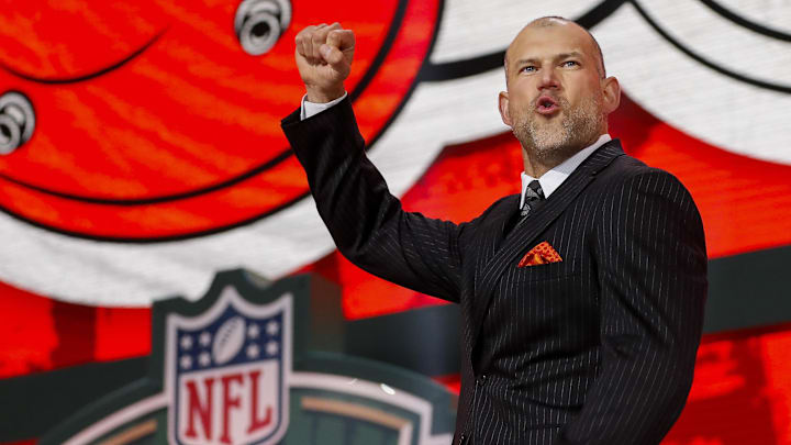Apr 25, 2025; Green Bay, WI, USA; Hall of Fame former Cleveland Browns tackle Joe Thomas pumps his fist as he walks on stage to announce the Browns’ second round pick during the 2025 NFL Draft at Lambeau Field.