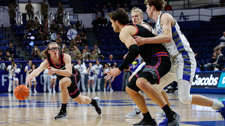 Boise State Broncos forward Andrew Meadow passes the ball to forward Tyson Degenhart.