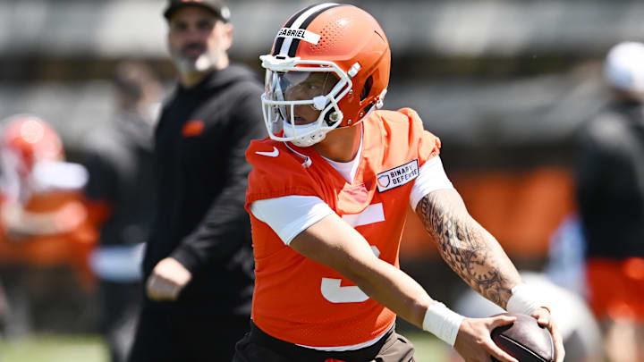 May 9, 2025; Berea, OH, USA; Cleveland Browns head coach Kevin Stefanski watches quarterback Dillon Gabriel (5) run a drill during rookie minicamp at CrossCountry Mortgage Campus. Mandatory Credit: Ken Blaze-Imagn Images