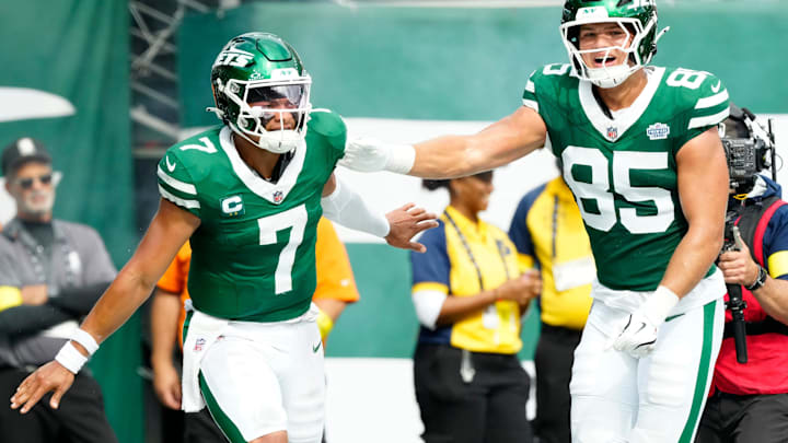 New York Jets quarterback Justin Fields (7) scores a touchdown in the fourth quarter and celebrates with New York Jets tight end Mason Taylor (85), Sunday, September 7, 2025, in East Rutherford. New York Jets quarterback Justin Fields (7) scores a touchdown in the fourth quarter and celebrates with New York Jets tight end Mason Taylor (85), Sunday, September 7, 2025, in East Rutherford.