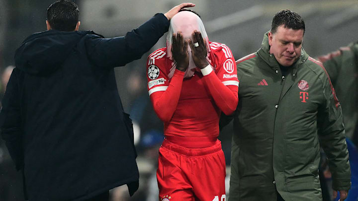 Alphonso Davies niedergeschlagen