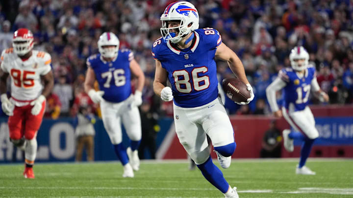 Nov 2, 2025; Orchard Park, New York, USA; Buffalo Bills tight end Dalton Kincaid (86) runs with the ball in the second quarter against the Kansas City Chiefs at Highmark Stadium