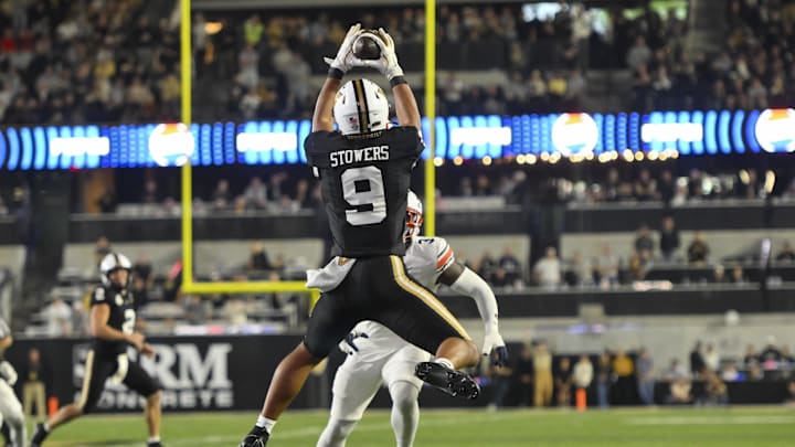 Nov 8, 2025; Nashville, Tennessee, USA;  Vanderbilt Commodores tight end Eli Stowers (9) makes a catch against the Auburn Tigers during the second half at FirstBank Stadium. Mandatory Credit: Steve Roberts-Imagn Images