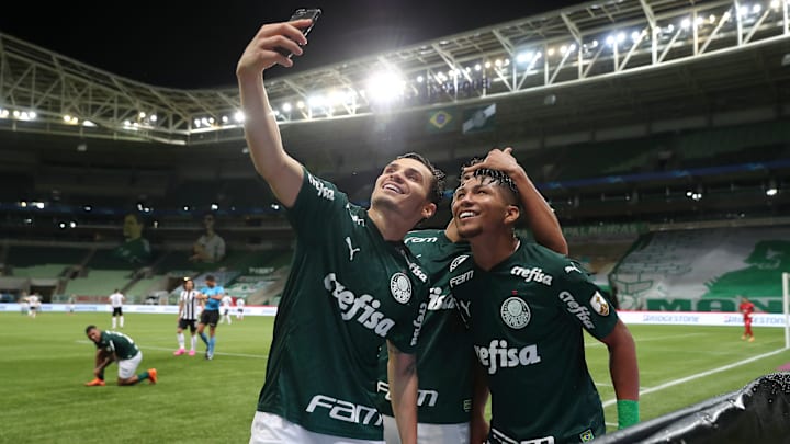 Raphael Veiga e Rony passaram pelo Athletico-PR antes de se destacarem no Palmeiras. 