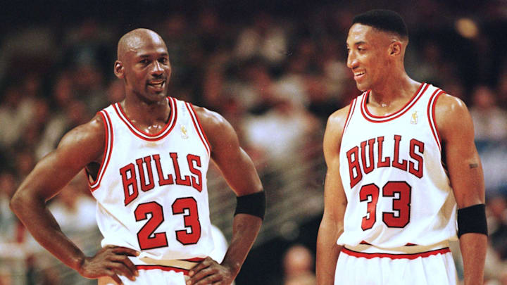 Michael Jordan (L) and Scottie Pippen (R) of the C