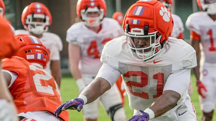 Clemson linebacker Kobe McCloud (21) is expected to be a starter to begin 2026.