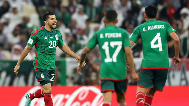 Jugadores de la selección mexicana celebran un gol.