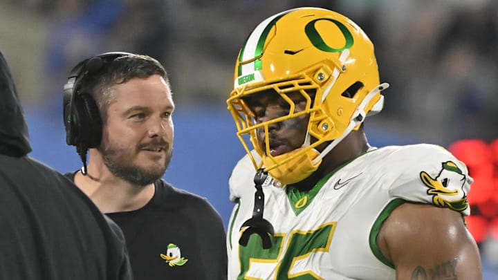 Sep 28, 2024; Pasadena, California, USA; Oregon Ducks head coach Dan Lanning talks to Oregon Ducks defensive lineman Derrick Harmon (55) during the fourth quarter at Rose Bowl. Mandatory Credit: Robert Hanashiro-Imagn Images Sep 28, 2024; Pasadena, California, USA; Oregon Ducks head coach Dan Lanning talks to Oregon Ducks defensive lineman Derrick Harmon (55) during the fourth quarter at Rose Bowl. Mandatory Credit: Robert Hanashiro-Imagn Images
