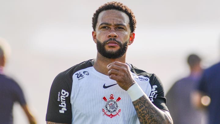 Atacante vem de jogos com a seleção da Holanda Atacante vem de jogos com a seleção da Holanda