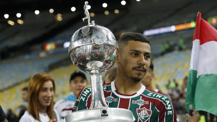 André com o troféu da Libertadores em 2023. Jovem se torna a maior venda da história do Flu