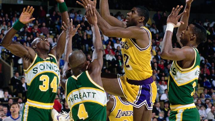 Magic Johnson en un duelo ante los Supersonics en 1990. Magic Johnson en un duelo ante los Supersonics en 1990.