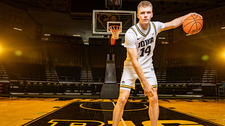Iowa Hawkeyes guard Bennett Stirtz