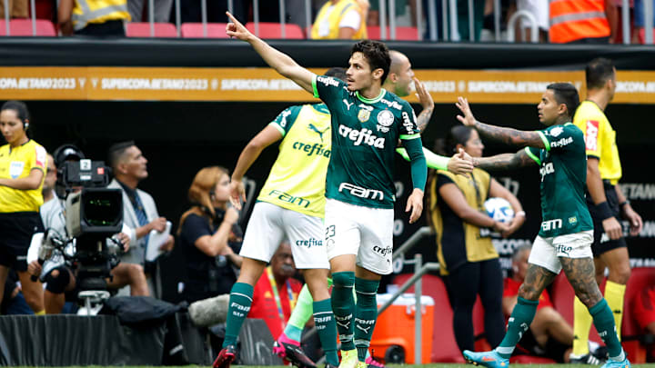 Raphael Veiga foi o craque do jogo que colocou mais uma taça na sala de troféus do Palmeiras