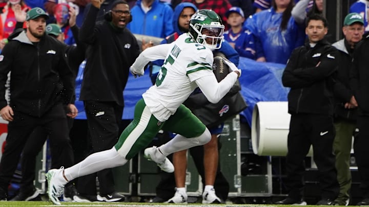 Dec 29, 2024; Orchard Park, New York, USA; New York Jets wide receiver Garrett Wilson (5) runs with the ball after making a catch against the Buffalo Bills during the first half at Highmark Stadium. Mandatory Credit: Gregory Fisher-Imagn Images Dec 29, 2024; Orchard Park, New York, USA; New York Jets wide receiver Garrett Wilson (5) runs with the ball after making a catch against the Buffalo Bills during the first half at Highmark Stadium. Mandatory Credit: Gregory Fisher-Imagn Images