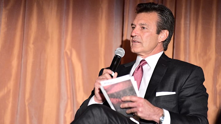 Neal Elattrache nació en Estados Unidos y se doctoró en medicina en 1985