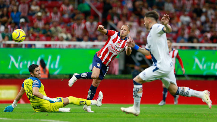 Javier Hernández tallied his first Liga MX goal since returning to Guadalajara this season. "Chicharito" opened the scoring for the Chivas Saturday night, helping them defeat Puebla 3-2.