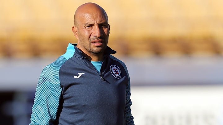 Óscar 'Conejo' Pérez surgió de la cantera de Cruz Azul y se volvió un referente del arco tanto en el club como en selección nacional.