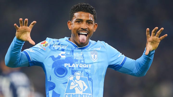 El delantero brasileño John Kennedy se ha convertido en el goleador estrella del Pachuca.