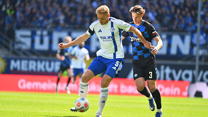 Der FC Schalke 04 läuft gegen Paderborn mit Trauerflor auf