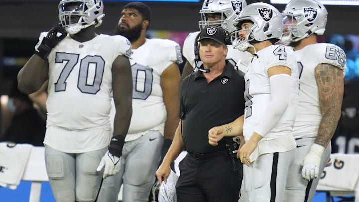 Las Vegas Raiders head coach Jon Gruden talks with quarterback Derek Carr (4) during the second half against the Los Angeles Chargers