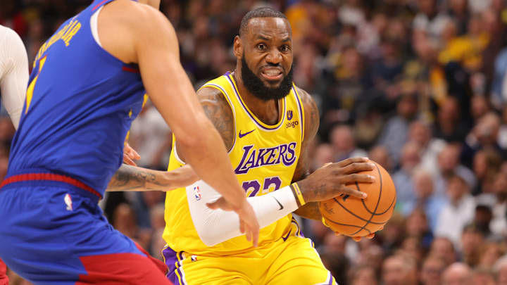 LeBron James estuvo en la derrota de los Lakers contra los Nuggets en la jornada inaugural 2023-2024 de la NBA