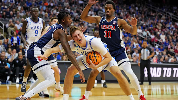 Mar 27, 2025; Newark, NJ, USA; Duke Blue Devils forward Cooper Flagg (2) drives to the basket against Arizona Wildcats guard Jaden Bradley (0) during the second half during an East Regional semifinal of the 2025 NCAA tournament at Prudential Center. Mandatory Credit: Robert Deutsch-Imagn Images Mar 27, 2025; Newark, NJ, USA; Duke Blue Devils forward Cooper Flagg (2) drives to the basket against Arizona Wildcats guard Jaden Bradley (0) during the second half during an East Regional semifinal of the 2025 NCAA tournament at Prudential Center. Mandatory Credit: Robert Deutsch-Imagn Images