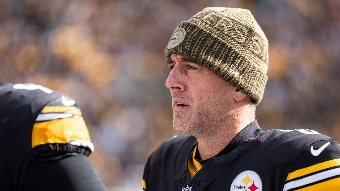 Aaron Rodgers breaks silence on wrist injury as Steelers await Chicago ...