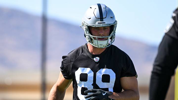 Las Vegas Raiders tight end Brock Bowers (89) warms up during organized team activities at Intermountain Health Performance Center. Mandatory Credit: Candice Ward-Imagn Images Las Vegas Raiders tight end Brock Bowers (89) warms up during organized team activities at Intermountain Health Performance Center. Mandatory Credit: Candice Ward-Imagn Images