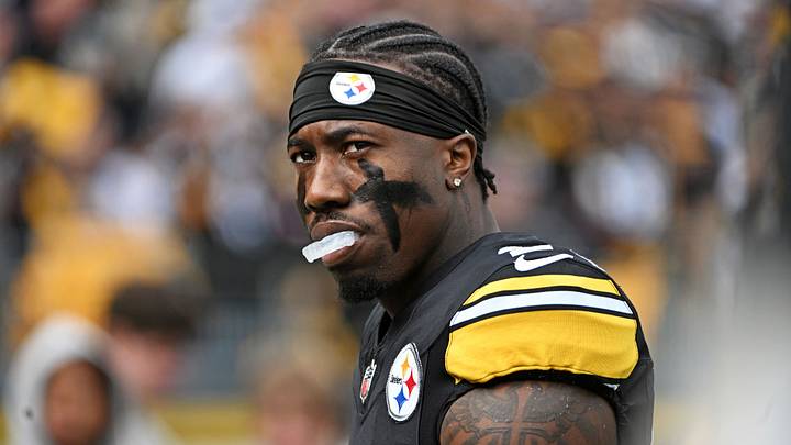 Pittsburgh Steelers cornerback Joey Porter Jr. (24) looks on Pittsburgh Steelers cornerback Joey Porter Jr. (24) looks on