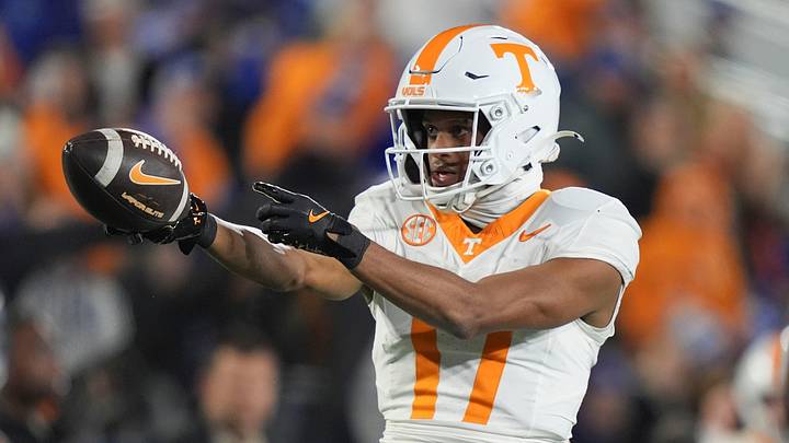 Tennessee wide receiver Chris Brazzell II (17) signals a first down during a NCAA football game against Kentucky Tennessee wide receiver Chris Brazzell II (17) signals a first down during a NCAA football game against Kentucky