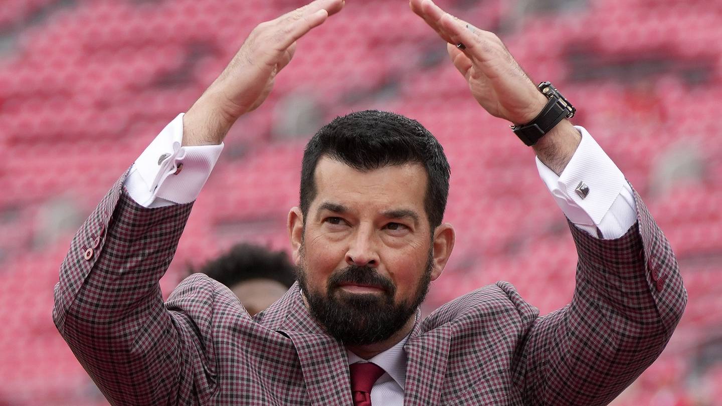 Oregon Coach Dan Lanning Raises Stakes for Ohio State Barstool Bet With Tattoo