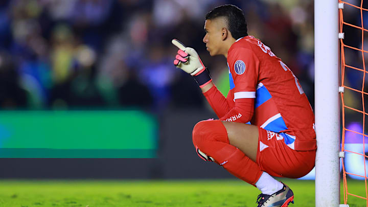 El arquero colombiano Kevin Mier evitó la caída de su arco en dos ocasiones